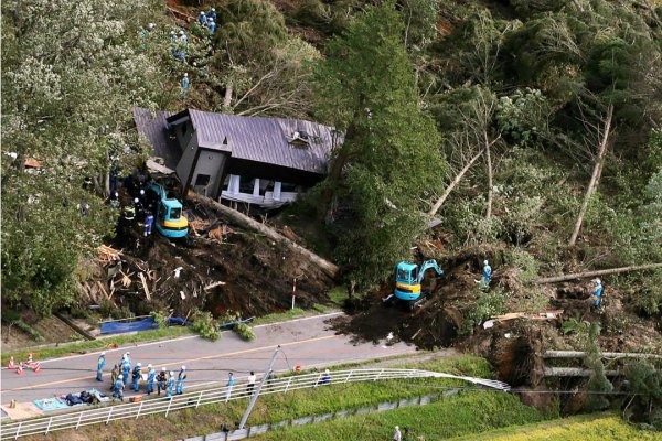 盈亚配资 美航管局陷“人荒” 航司削减航班数 纽瓦克机场旅客滞留成常态